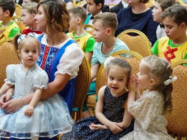 Артисты ТЮЗа поздравили ребят из Центра содействия семейному воспитанию N12 с наступающим Новым Годом!