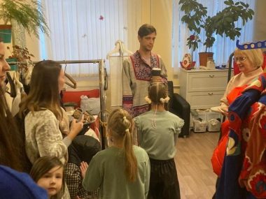 Артисты ТЮЗа поздравили ребят из Центра содействия семейному воспитанию N12 с наступающим Новым Годом!