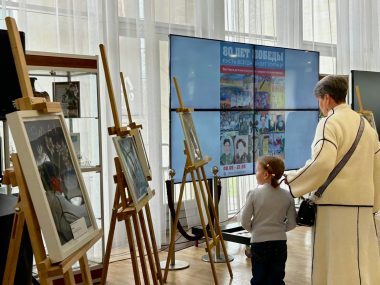 В фойе ТЮЗа состоялось торжественное открытие выставки «80 лет Победы. Пусть всегда будет солнце»