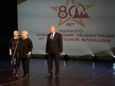 Вручение почетных знаков на сцене ТЮЗа