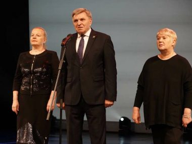 Вручение почетных знаков на сцене ТЮЗа