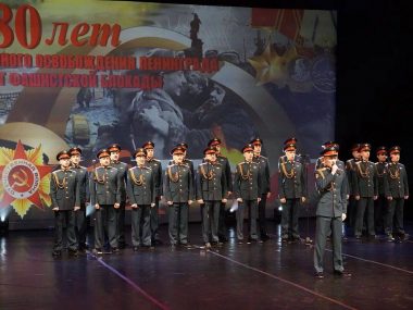 Вручение почетных знаков на сцене ТЮЗа