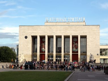 63 года назад открылось здание ТЮЗа на Пионерской площади!