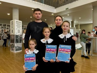 В фойе ТЮЗа состоялось торжественное открытие выставки «80 лет Победы. Пусть всегда будет солнце»