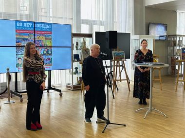 В фойе ТЮЗа состоялось торжественное открытие выставки «80 лет Победы. Пусть всегда будет солнце»