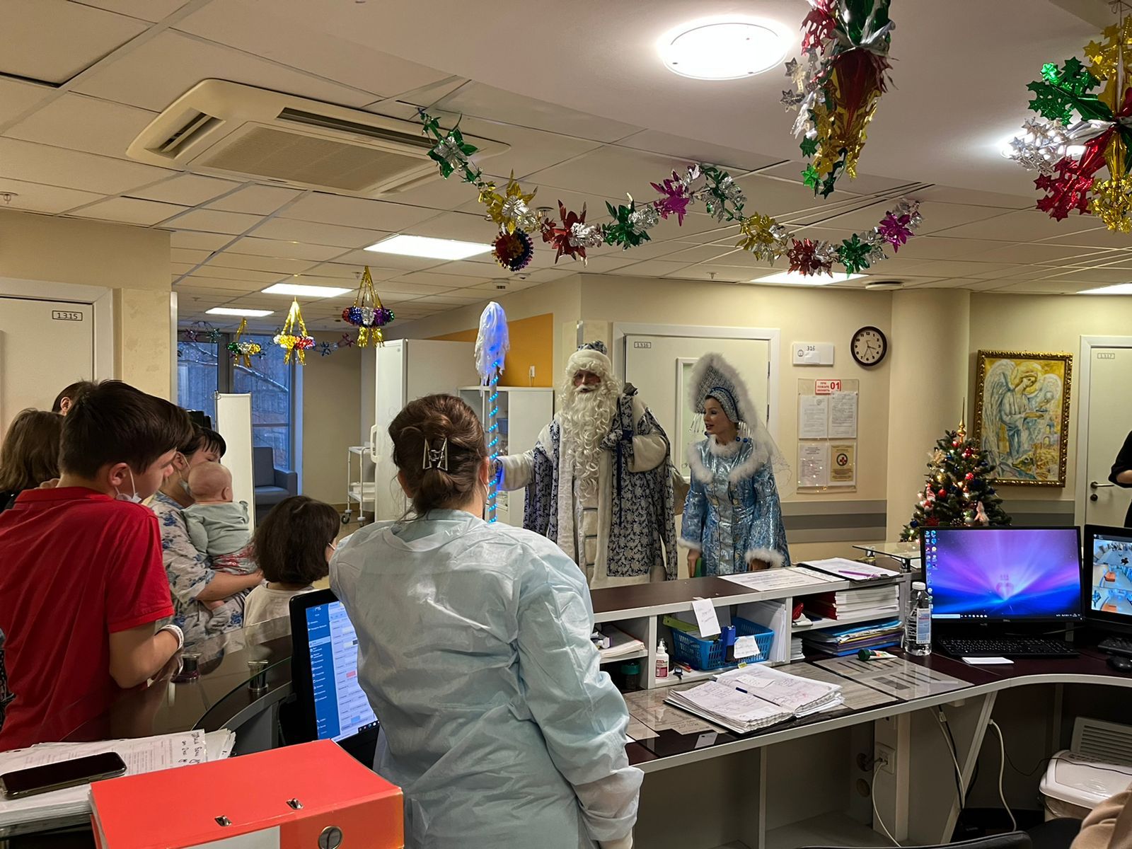 ТЮЗ поздравил маленьких пациентов НМИЦ им.В.В.Алмазова с наступающим Новым Годом!