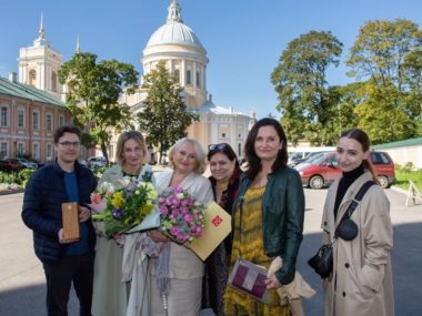 Директор театра Светлана Лаврецова награждена премией «За заслуги в укреплении народного единства, сохранении культурного и исторического наследия»  имени Александра Невского